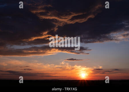 Sonnenuntergang über die Felder Stockfoto