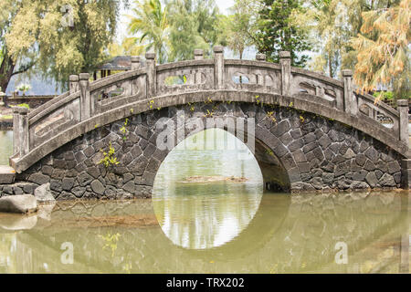 Brücke zwischen zwei Seiten eines See; Liliuokalani Gardens, Hilo, Hawaii Stockfoto