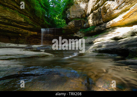 Wasser fließt nach unten La Salle Canyon verhungerte Rock State Park an einem schönen Frühlingsmorgen. Illinois, USA Stockfoto