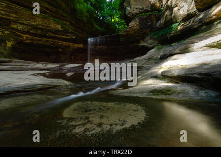 Wasser fließt nach unten La Salle Canyon verhungerte Rock State Park an einem schönen Frühlingsmorgen. Illinois, USA Stockfoto