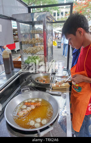 Fishballs sind ein beliebter Snack/Komfort Essen für Filipinos. Seine als Street Food und kann im ganzen Land gefunden werden, Stockfoto