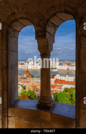 Schöne Aussicht auf Budapest historische Zentrum mit dem berühmten ungarischen Parlament und Donau von Fisherman's Bastion Towers Stockfoto