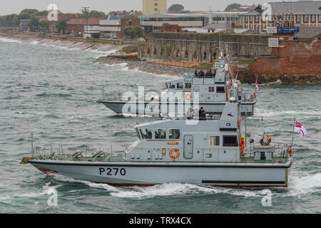 Royal Navy Patrouillenboote HMS Biter (mit den Haien Zähne Kunstwerke an den Bug) und HMS Verfolger zusammen gesehen, Portsmouth Harbour, UK auf 4/6/19. Stockfoto