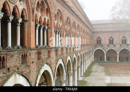 Pavia, Italien. 11. November 2017. Castello Visconteo (Visconteo Schloss) an einem nebligen Tag. Stockfoto