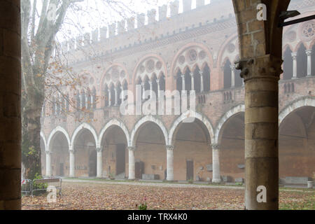 Pavia, Italien. 11. November 2017. Castello Visconteo (Visconteo Schloss) an einem nebligen Tag. Stockfoto