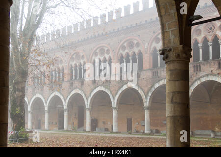 Pavia, Italien. 11. November 2017. Castello Visconteo (Visconteo Schloss) an einem nebligen Tag. Stockfoto