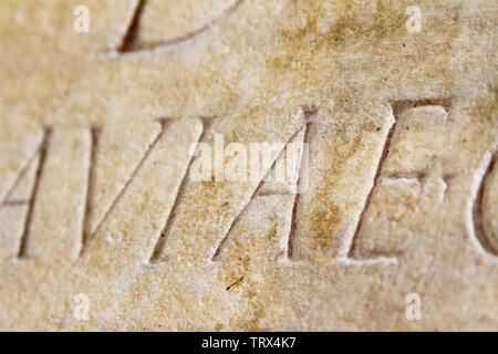 Rythmische Epitaph auf dem Marmor Grabstein der Lombard King Cuniperto (auch als Cuningpert, Cunicpert, Cuninopert) im Castello Visconteo, Pavia, ES. Stockfoto