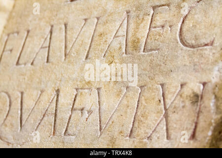 Rythmische Epitaph auf dem Marmor Grabstein der Lombard King Cuniperto (auch als Cuningpert, Cunicpert, Cuninopert) im Castello Visconteo, Pavia, ES. Stockfoto