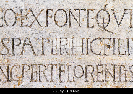 Rythmische Epitaph auf dem Marmor Grabstein der Lombard King Cuniperto (auch als Cuningpert, Cunicpert, Cuninopert) im Castello Visconteo, Pavia, ES. Stockfoto