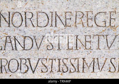 Rythmische Epitaph auf dem Marmor Grabstein der Lombard King Cuniperto (auch als Cuningpert, Cunicpert, Cuninopert) im Castello Visconteo, Pavia, ES. Stockfoto