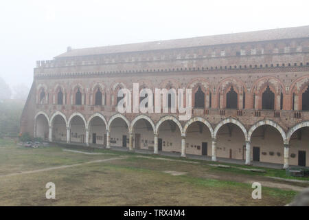 Pavia, Italien. 11. November 2017. Castello Visconteo (Visconteo Schloss) an einem nebligen Tag. Stockfoto