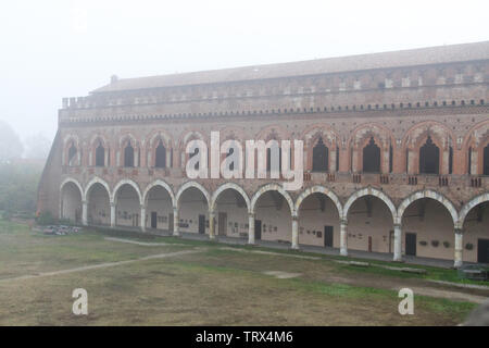 Pavia, Italien. 11. November 2017. Castello Visconteo (Visconteo Schloss) an einem nebligen Tag. Stockfoto