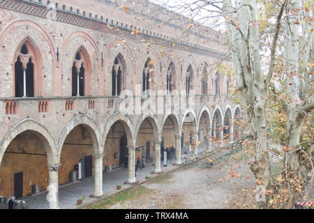 Pavia, Italien. 11. November 2017. Castello Visconteo (Visconteo Schloss) an einem nebligen Tag. Stockfoto