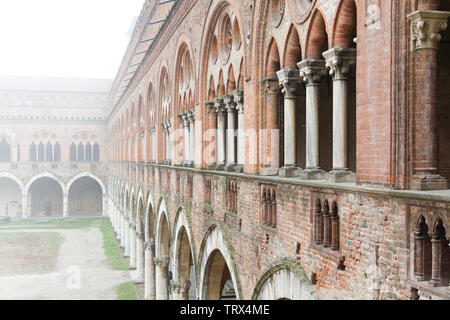 Pavia, Italien. 11. November 2017. Castello Visconteo (Visconteo Schloss) an einem nebligen Tag. Stockfoto