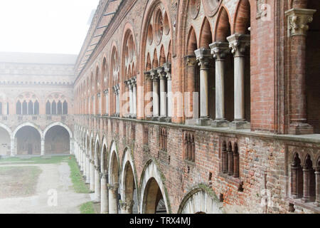 Pavia, Italien. 11. November 2017. Castello Visconteo (Visconteo Schloss) an einem nebligen Tag. Stockfoto