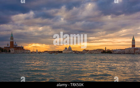 Schönen Sonnenuntergang über der Lagune von Venedig mit stürmischen Wolken Stockfoto