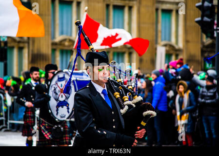 Gekleidet marching band feiern Saint Patricks Day in der Innenstadt von Montreal Stockfoto