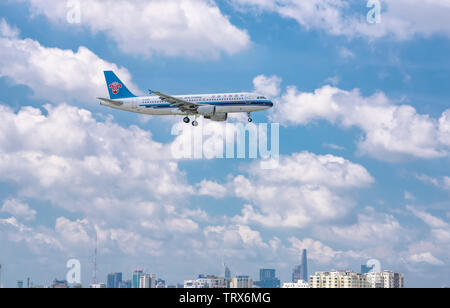 Flugzeug Airbus A320 China Southern Airlines fliegen in städtischen Gebieten vor der Landung am internationalen Flughafen Tan Son Nhat, Ho Chi Minh City, Vietnam Stockfoto