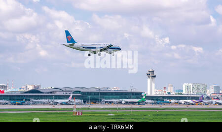 Flugzeug Airbus A320 China Southern Airlines fliegen in städtischen Gebieten vor der Landung am internationalen Flughafen Tan Son Nhat, Ho Chi Minh City, Vietnam Stockfoto