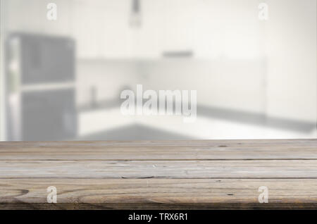 Holz Tisch und Abstrakte verschwommenes Bild Küche Interieur. Können für die Anzeige verwendet werden oder Montage ihrer Produkte. Stockfoto