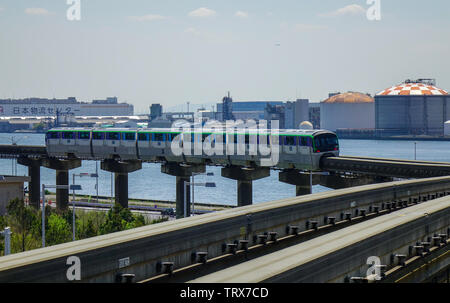 Tokyo, Japan - 13 Apr, 2019. Monorail Zug zum Flughafen Haneda in den sonnigen Tag. Erste Monorail Linie 1964 eröffnet, im Vorfeld der Olympischen Sommerspiele 1964 Stockfoto