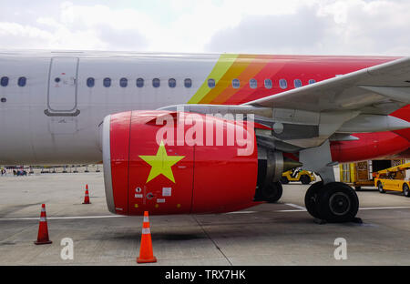 Osaka, Japan - 19.April 2019. Ein Airbus A321 NEO von Vietjet Air Docking in Kansai Airport (KIX). Der Flughafen auf einer künstlichen Insel von Osaka B Stockfoto