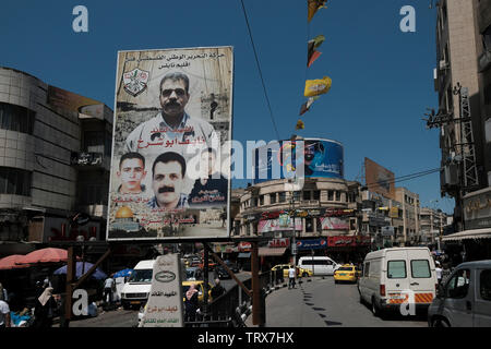 Ein Plakat mit dem Palästinenser Naif Abu Sharah, der die Fatah-verbundenen al-Aqsa Märtyrer Brigaden Nablus (bewaffneter Flügel der Fatah) kommandierte Und wurde bei einer israelischen Militäroperation im Jahr 2004 zusammen mit zwei anderen hochrangigen palästinensischen Aktivisten in einer Straße in der Nähe der Altstadt in der palästinensischen Stadt Nablus getötet. Westjordanland Palästinensische Gebiete Israel Stockfoto