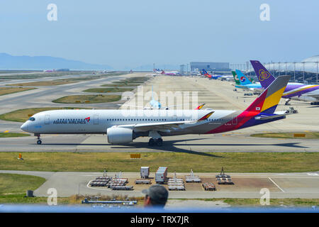 Osaka, Japan - 19.April 2019. Asiana Airlines HL7578(Airbus A350-900) Rollen auf Start- und Landebahn des Flughafens Kansai (KIX). Der Flughafen liegt auf einer künstlichen Stockfoto