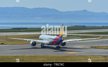 Osaka, Japan - 19.April 2019. Asiana Airlines HL7578(Airbus A350-900) Rollen auf Start- und Landebahn des Flughafens Kansai (KIX). Der Flughafen liegt auf einer künstlichen Stockfoto