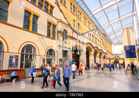 Manchester, Großbritannien - 18 Mai 2018: Nicht identifizierte Personen in Manchester Victoria Station. Stockfoto