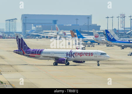 Osaka, Japan - 19.April 2019. B-LEL Hong Kong Express Airbus A321 Rollen auf Start- und Landebahn des Flughafens Kansai (KIX). Der Flughafen liegt auf einer künstlichen Insel Stockfoto