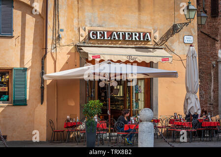 Bürgersteig Tabellen aus einer Bar/Eisdiele/Eisdiele an der Piazza San Michele Lucca, Toskana, Italien Stockfoto