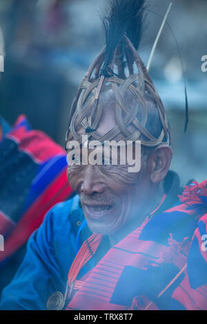 Hornbill Festival. Nagaland, Indien: 1. Dezember 2013: Senior Naga Tribal Candid Portrait an Hornbill Festival. Stockfoto