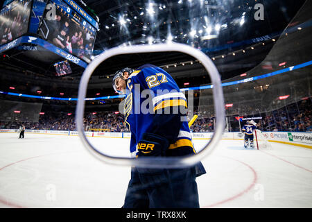 Durch den Spiegel. St. Louis Blues Captain Alex Pietrangelo (27) Skates durch während der vorwärmungen von einem preseason Spiel gegen die Dallas Stars. Stockfoto