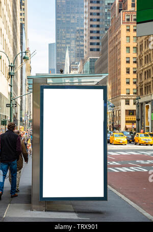 Vertikale weiße Billboard Mockup für Werbung, Bushaltestelle an der New York City Gebäude und Straße Hintergrund Stockfoto