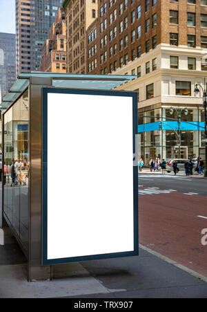 Vertikale weiße Billboard Mockup für Werbung, Bushaltestelle an der New York City Gebäude und Straße Hintergrund Stockfoto