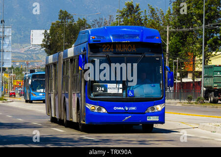 SANTIAGO, CHILE - Oktober 2014: Ein Gelenkbus vom öffentlichen System verlassen der Schienenverteiler seine Route, um fortzufahren Stockfoto