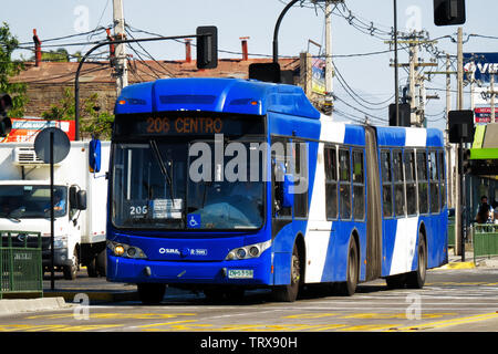 SANTIAGO, CHILE - Oktober 2014: Ein Gelenkbus aus dem transantiago System auf der Santa Rosa Schienenverteiler Stockfoto