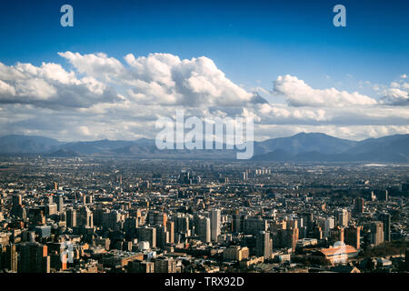 SANTIAGO, CHILE - JUNI 2014: Blick vom Berg San Cristobal nach dem Regen Stockfoto