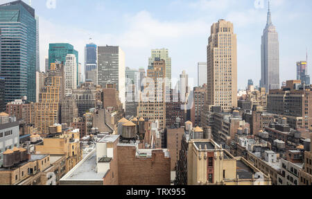 Skyline von New York City. Luftaufnahme von Manhattan Wolkenkratzer und Empire State Building, blauer Himmel mit Wolken Hintergrund Stockfoto