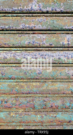 Textur einer rostige verwitterte alte Metall Rolltor. Stockfoto