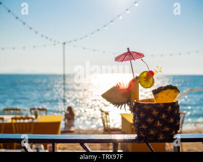 Ananassaft Cocktail, in der Nähe des Strandes auf blauen Himmel und seascape Hintergrund im Sommer. Stockfoto