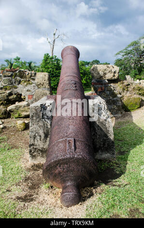 Alte Kanone in Fort San Lorenzo, wie sie im Juni 2019 aussah, bevor die Stätte restauriert wurde. Stockfoto