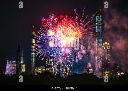 New York, USA, 12. Juni 2019. Feuerwerk den Himmel über Central Park leuchtet nach ein Konzert mit dem New York Philharmonic Orchestra. Credit: Enrique Ufer/Alamy leben Nachrichten Stockfoto