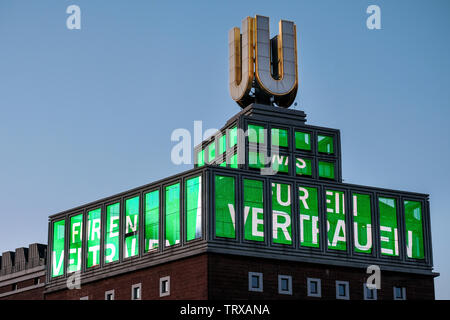 Der Dortmunder U-Turm zeigt ab dem 12.6.19 ein Video mit der Losung zum Evangelischen Kirchentag in Dortmund. Zum Kirchentag hat der Künstler Adolf Winkelmann einen Clip geschaffen, der die Losung des Kirchentages' War für ein Vertrauen 'auf einer wehenden Fahne zeigt. - - - Der Dortmunder U-Turm zeigt ab 12.6.19 ein Video mit dem Slogan für den Evangelischen Kirchentag in Dortmund. Das video Künstler Adolf Winkelmann hat einen Clip, der Slogan der Kirchentag "Was für ein Vertrauen auf Eine wehende Flagge zeigt. Stockfoto