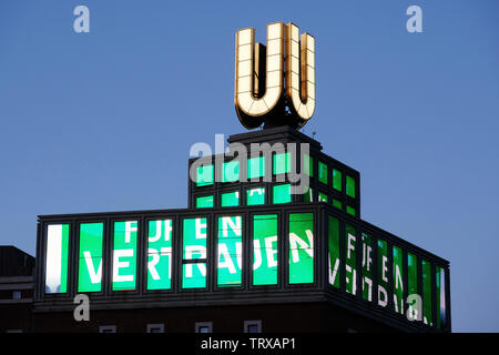 Der Dortmunder U-Turm zeigt ab dem 12.6.19 ein Video mit der Losung zum Evangelischen Kirchentag in Dortmund. Zum Kirchentag hat der Künstler Adolf Winkelmann einen Clip geschaffen, der die Losung des Kirchentages' War für ein Vertrauen 'auf einer wehenden Fahne zeigt. - - - Der Dortmunder U-Turm zeigt ab 12.6.19 ein Video mit dem Slogan für den Evangelischen Kirchentag in Dortmund. Das video Künstler Adolf Winkelmann hat einen Clip, der Slogan der Kirchentag "Was für ein Vertrauen auf Eine wehende Flagge zeigt. Stockfoto