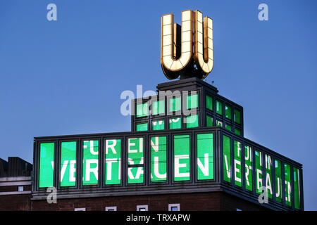Der Dortmunder U-Turm zeigt ab dem 12.6.19 ein Video mit der Losung zum Evangelischen Kirchentag in Dortmund. Zum Kirchentag hat der Künstler Adolf Winkelmann einen Clip geschaffen, der die Losung des Kirchentages' War für ein Vertrauen 'auf einer wehenden Fahne zeigt. - - - Der Dortmunder U-Turm zeigt ab 12.6.19 ein Video mit dem Slogan für den Evangelischen Kirchentag in Dortmund. Das video Künstler Adolf Winkelmann hat einen Clip, der Slogan der Kirchentag "Was für ein Vertrauen auf Eine wehende Flagge zeigt. Stockfoto