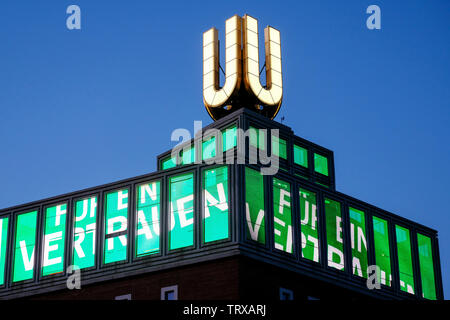 Der Dortmunder U-Turm zeigt ab dem 12.6.19 ein Video mit der Losung zum Evangelischen Kirchentag in Dortmund. Zum Kirchentag hat der Künstler Adolf Winkelmann einen Clip geschaffen, der die Losung des Kirchentages' War für ein Vertrauen 'auf einer wehenden Fahne zeigt. - - - Der Dortmunder U-Turm zeigt ab 12.6.19 ein Video mit dem Slogan für den Evangelischen Kirchentag in Dortmund. Das video Künstler Adolf Winkelmann hat einen Clip, der Slogan der Kirchentag "Was für ein Vertrauen auf Eine wehende Flagge zeigt. Stockfoto