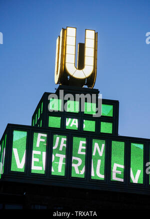 Der Dortmunder U-Turm zeigt ab dem 12.6.19 ein Video mit der Losung zum Evangelischen Kirchentag in Dortmund. Zum Kirchentag hat der Künstler Adolf Winkelmann einen Clip geschaffen, der die Losung des Kirchentages' War für ein Vertrauen 'auf einer wehenden Fahne zeigt. - - - Der Dortmunder U-Turm zeigt ab 12.6.19 ein Video mit dem Slogan für den Evangelischen Kirchentag in Dortmund. Das video Künstler Adolf Winkelmann hat einen Clip, der Slogan der Kirchentag "Was für ein Vertrauen auf Eine wehende Flagge zeigt. Stockfoto
