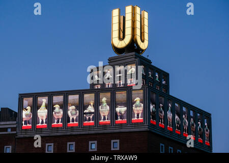 Video installation Artwork von Adolf Winkelmann auf der Oberseite des Dortmunder U-Turm, ein Gebäude der ehemaligen Union Brauerei, Zukunft Kunst und Kultur Zentrum. Dortmund, Deutschland Stockfoto